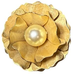 Vintage Gold Tone Flower Brooch Faux Pearl‎ Center Floral Pin Jewelry